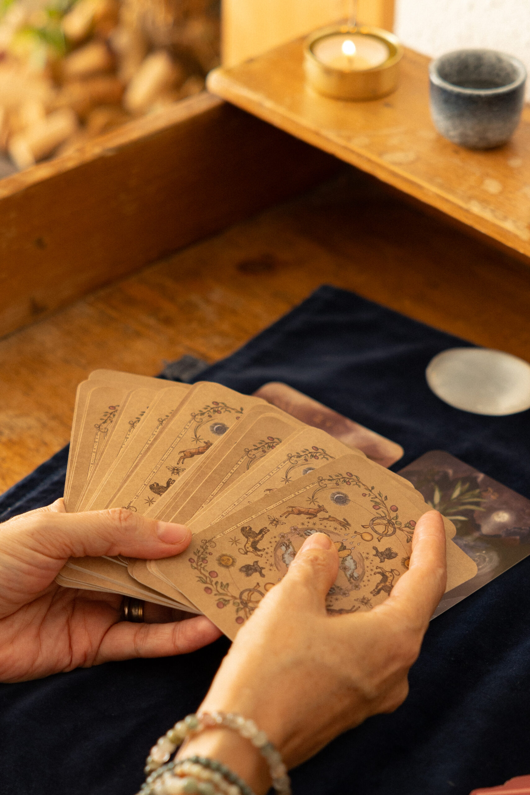 Manos de Moira con cartas del tarot