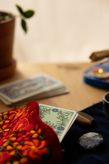 Barajas de tarot y piedras de Moira